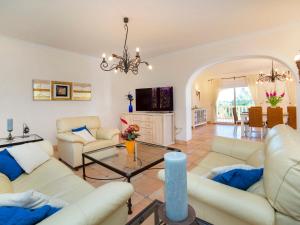 ein Wohnzimmer mit weißen Sofas und einem Fernseher in der Unterkunft Holiday Home Del Pozo by Interhome in Calpe