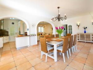 eine Küche und ein Esszimmer mit Tisch und Stühlen in der Unterkunft Holiday Home Del Pozo by Interhome in Calpe