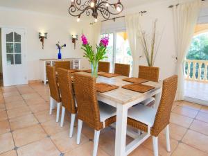ein Esszimmer mit Tisch und Stühlen in der Unterkunft Holiday Home Del Pozo by Interhome in Calpe + 27 Fotos