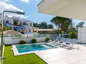 Bazén v ubytovaní Holiday Home Ca na Cati by Interhome alebo v jeho blízkosti