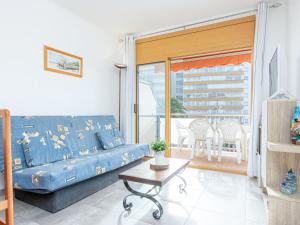 sala de estar con sofá y mesa en Apartment ROSES 5 by Interhome en Rosas