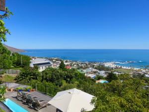 Cape Town的住宿－@10精品酒店，阳台享有海滩美景。