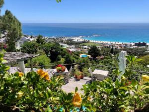 una terraza con vistas a la playa y al océano en Boutique@10, en Ciudad del Cabo