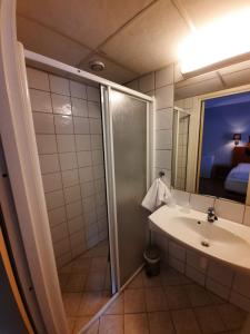 A bathroom at Sunndalsøra Hotell