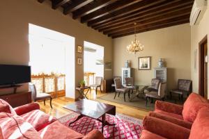 - un salon avec un canapé et une table dans l'établissement Veoapartment Casa Catedral, à Séville