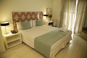 Rúm í herbergi á Al Mandari Hôtel Tétouan