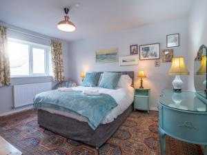 sypialnia z łóżkiem i szklanym stołem w obiekcie Pass the Keys NEW Stylish & Elegant 2 Bed Apartment in the City! w Cardiff