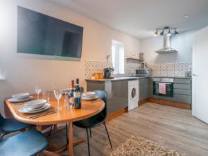 kuchnia i jadalnia ze stołem i krzesłami w obiekcie Pass the Keys NEW Stylish & Elegant 2 Bed Apartment in the City! w Cardiff