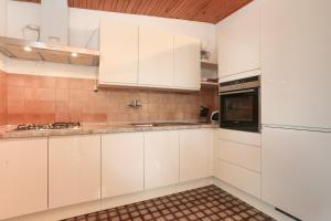 Kuchyňa alebo kuchynka v ubytovaní Apartman Mavarcica A4