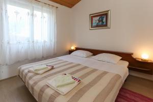 A bed or beds in a room at Apartman Mavarcica A4