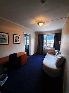 um quarto de hotel com uma cama e uma janela em Sunndalsøra Hotell em Sunndalsøra