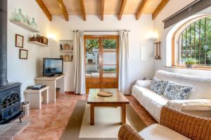 een woonkamer met een bank en een tafel bij Villa Alzina in Alcudia