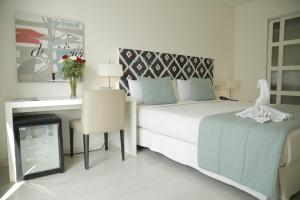 Rúm í herbergi á Al Mandari Hôtel Tétouan