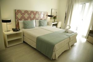 Rúm í herbergi á Al Mandari Hôtel Tétouan