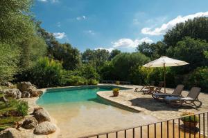 - Piscina con sombrilla, 2 tumbonas y sombrilla en Villa Amengual, en Búger