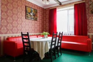カメンスク・シャフチンスキーにあるGuest House Pegasの赤いダイニングルーム(テーブル、椅子、窓付)