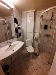 A bathroom at Sunndalsøra Hotell
