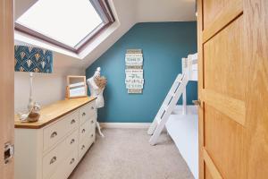 - une chambre avec des murs bleus, un lit et une échelle dans l'établissement Host & Stay - Great Habton Cottage, à Malton 10 autres photos
