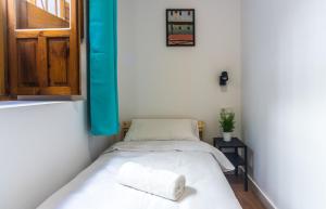 Een bed of bedden in een kamer bij Hostal Sol 4