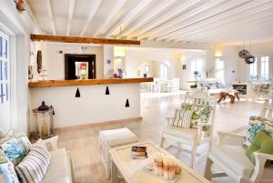 Uma área de estar em Erato Hotel Mykonos mais 37 fotos
