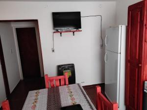 Televízia a/alebo spoločenská miestnosť v ubytovaní Alojamientos Don Delco