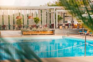 Bazén v ubytování Apollo Resort Art Hotel nebo v jeho okolí