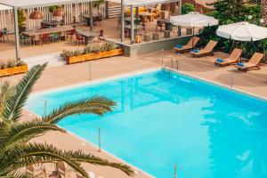 Bazén v ubytování Apollo Resort Art Hotel nebo v jeho okolí