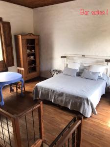 1 dormitorio con 1 cama y suelo de madera en Bar Suites en Tandil