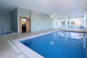 Πισίνα στο ή κοντά στο 3-Bedroom Apt Sleeps 6 Pool Gym & Jacuzzi