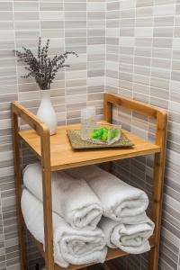 un tavolo di legno con asciugamani e un vaso sopra di B&B Al Ponte a Potenza