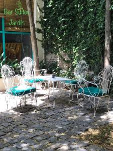 a group of chairs and a table in front of a building at Bar Suites in Tandil