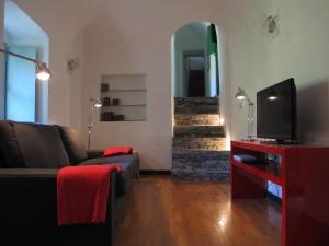 sala de estar con sofá y TV en Castello stunning property, en Castelbianco