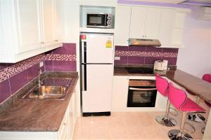 Kuchyň nebo kuchyňský kout v ubytování Superb 1 bed at Jomtien Beach