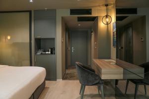 فندق باسبورت بيير في إزمير: غرفة نوم بسرير ومكتب وطاولة
