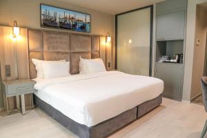 ein Schlafzimmer mit einem großen Bett in einem Zimmer in der Unterkunft Pasaport Pier Hotel in Izmir