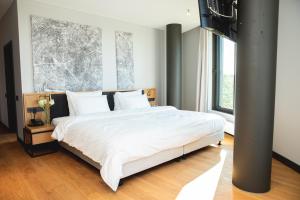 Postel nebo postele na pokoji v ubytování Vilnius Grand Resort