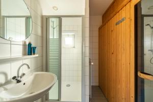 ein Badezimmer mit Waschbecken und Dusche in der Unterkunft Maxime 205 - Kustpark Village Scaldia in Hoofdplaat + 42 Fotos