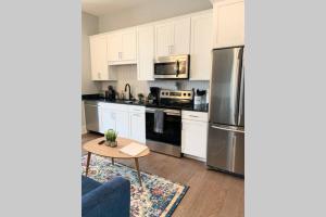 uma cozinha com armários brancos e electrodomésticos de aço inoxidável em cowart em Chattanooga