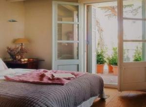 une chambre avec un lit et une porte coulissante en verre dans l'établissement Bamboo - Sleeps 6 - Garden - Parking, à Bamboo 27 autres photos