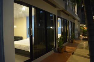 Cette chambre avec vue dispose d'un lit et de fenêtres. dans l'établissement Varinda Hostel, à Bangkok