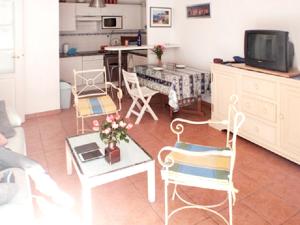sala de estar con mesa, sillas y TV en Appartement d'une chambre a Cannes a 300 m de la plage avec vue sur la ville balcon et wifi en Cannes