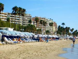 Zdjęcie z galerii obiektu Appartement d'une chambre a Cannes a 300 m de la plage avec vue sur la ville balcon et wifi w Cannes