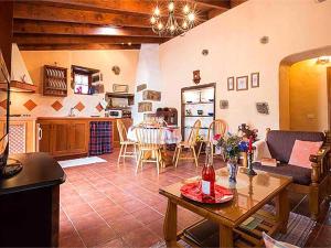 Et opholdsområde på Welcoming house with pool in San Cristóbal, 70 m²