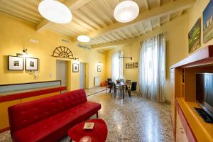Televízia a/alebo spoločenská miestnosť v ubytovaní Spacious Apartment with City View in Foiano della Chiana 125 m²