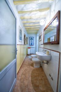 Kúpeľňa v ubytovaní Spacious Apartment with City View in Foiano della Chiana 125 m²
