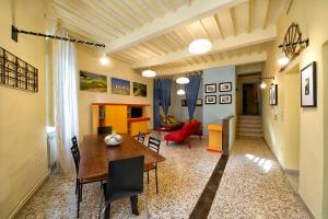 Posedenie v ubytovaní Spacious Apartment with City View in Foiano della Chiana 125 m²