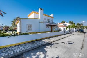 ein weißes Haus mit einer weißen Wand in der Unterkunft Elegant Villa in Azeitão with Pool in Azeitão