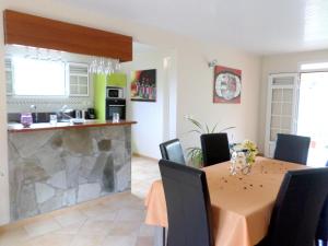 Kuchyň nebo kuchyňský kout v ubytování Maison charmante au Diamant - Vue jardin - Climatisée