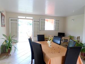 TV a/nebo společenská místnost v ubytování Maison charmante au Diamant - Vue jardin - Climatisée