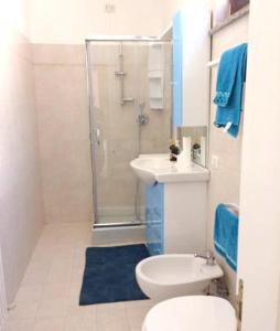 A bathroom at One bedroom apartement with garden and wifi at Civitanova Marche